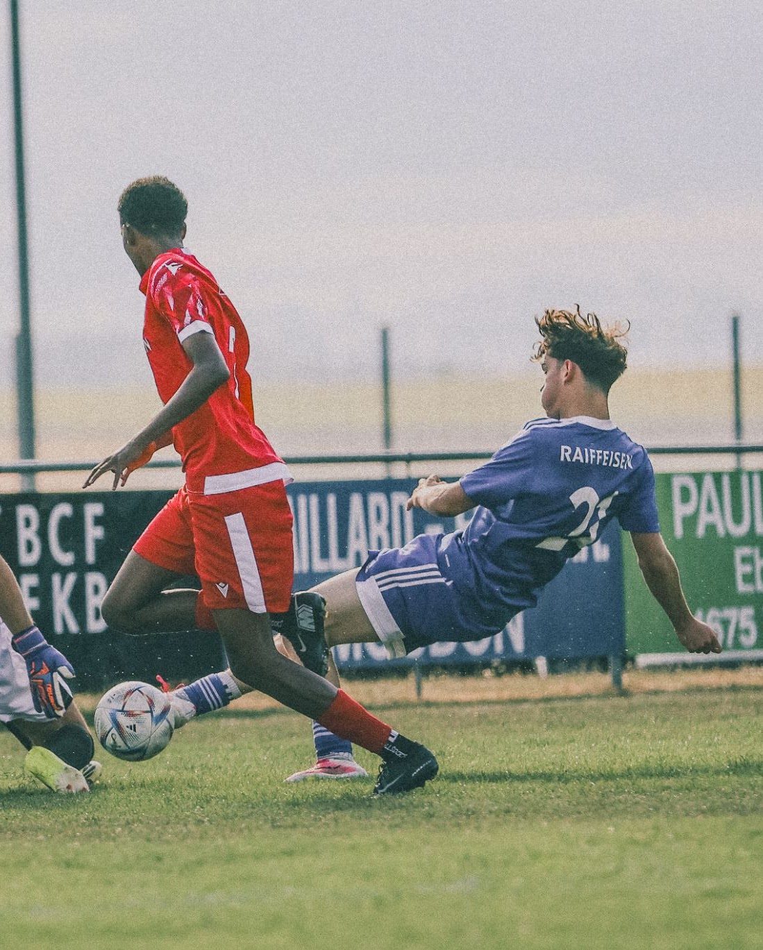 Duel entre un joueur du FC Ursy et un adversaire