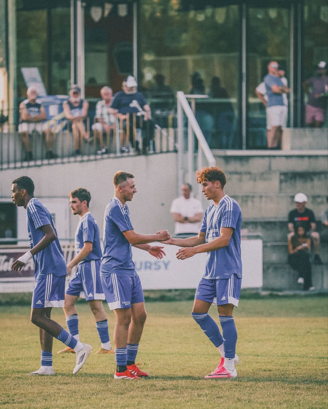 Joueurs du FC Ursy se congratulant devant la buvette