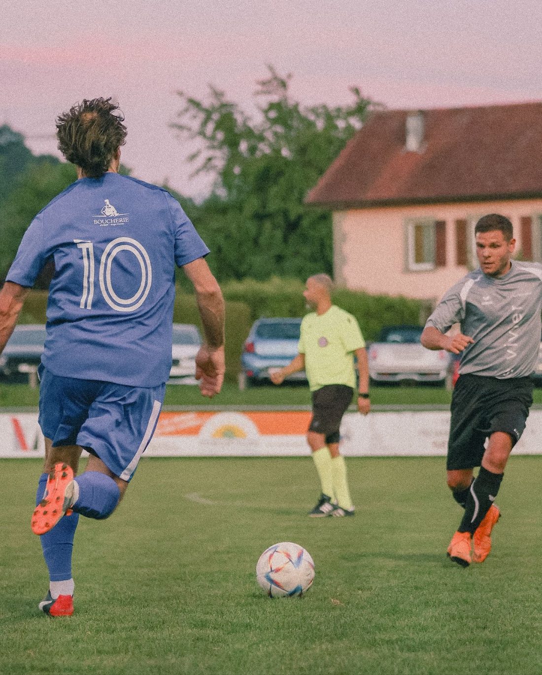 Joueur du FC Ursy au coucher du soleil